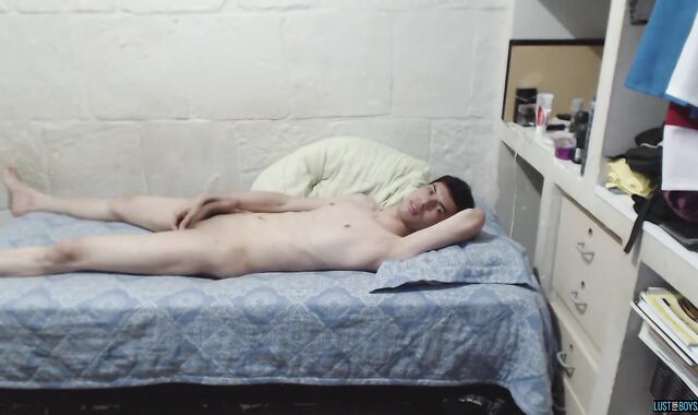 Ultra-Nice thin amateur Jordan Furry Boy blows a load while draining