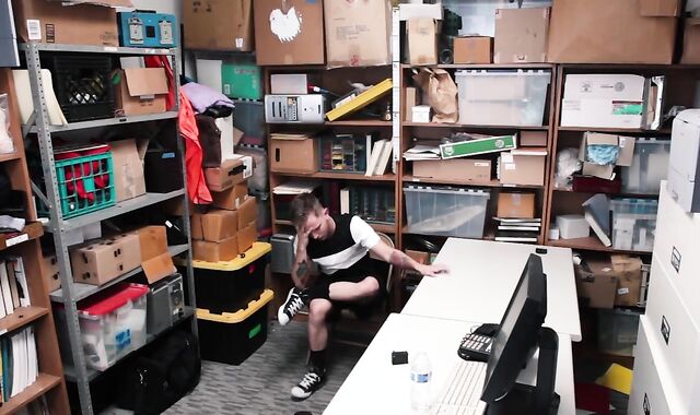 YoungPerps - Security Guard Shoves His Beef Whistle In A Thief’s Throat