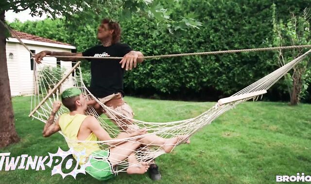 Twink Pop - Slim Adorable Man Charly Willinsky Gets Surprised By Muscular Bo Sinn's Yam-Sized Bone