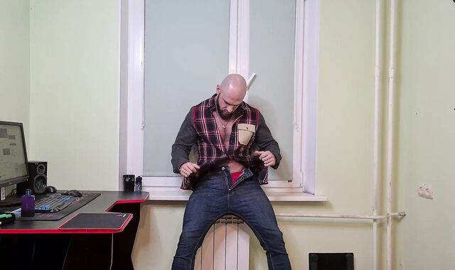 Лысый качок раздевается на камеру и дрочит