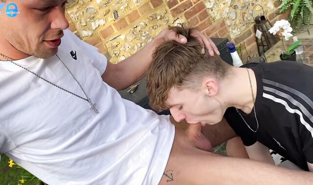 Harri Oakland Breeds Clayton Fox in the sun