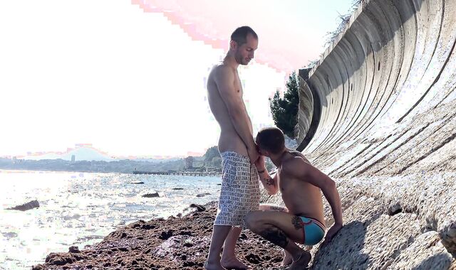 Fellow gets doggystyled on the beach and spunk on bootie