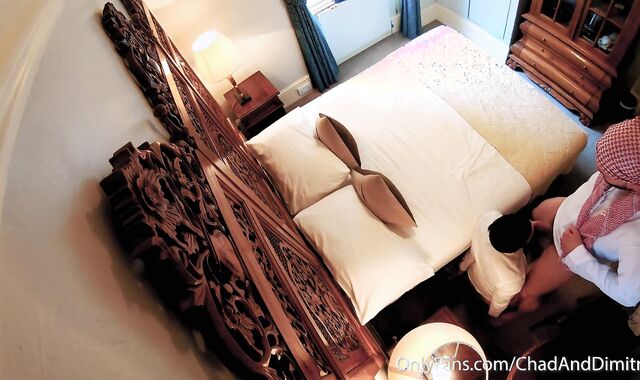 super-hot sheik uses his disobedient manservant