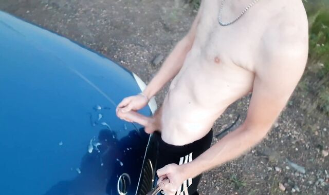 Парню никто не дал и он накончал на капот своей машины