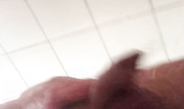 (Risky) Torrid guy Wank in Shower at the Gym /BIG MAN MEAT (23cm)/Huge fountain