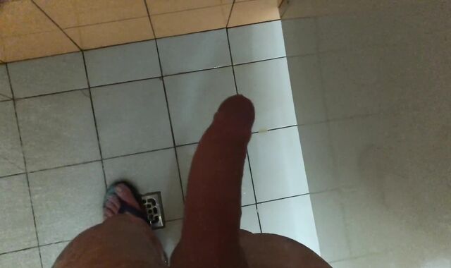 (Risky) Torrid guy Wank in Shower at the Gym /BIG MAN MEAT (23cm)/Huge fountain