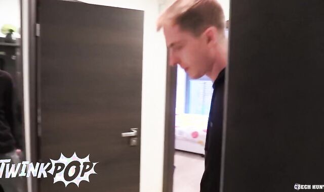 TWINK POP - Slender Man Loses His Keys When A Stranger Comes & Offers Help In Exchange With His Lollipop