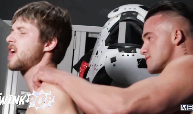 TWINKPOP - Benjamin Blue Goes After Phillipe Massa In The Locker Guest Guest Room And Heads Heterosexual To His Trousers