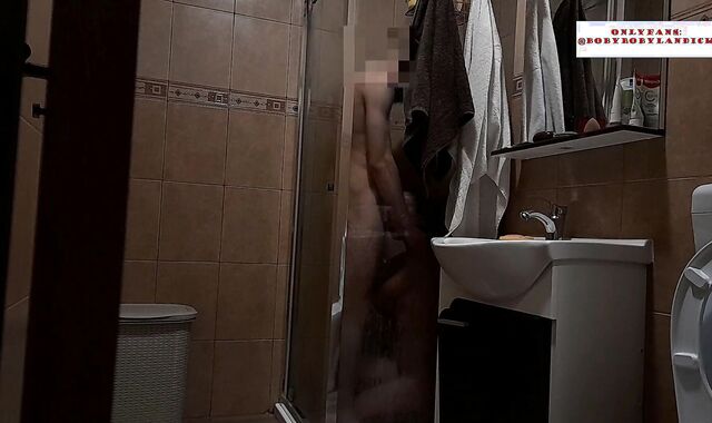 O mama singura imi suge pula mare in dus o fut si imi dau drumul in ea, porno din Romania hard-core