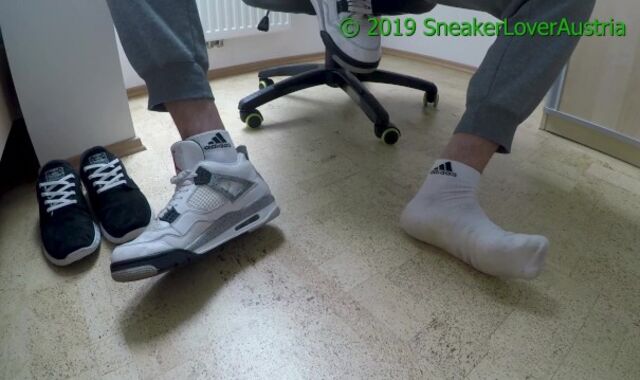 Unpacking and fun with Friends Jordan 4 and holey socks