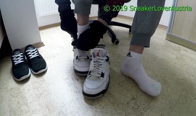 Unpacking and fun with Friends Jordan 4 and holey socks