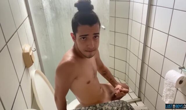 Ultra-Cute lad Henry Lynes masturbates and cums solo