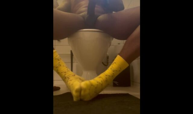 MEATY DARK-HUED MEATPIPE Morning Fapping Session on the restroom with Jism Shot