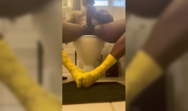 MEATY DARK-HUED MEATPIPE Morning Fapping Session on the restroom with Jism Shot