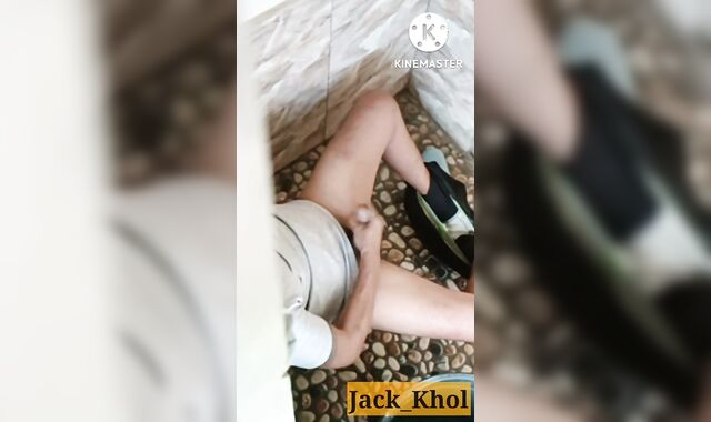 kaya pala matagal siya sa CR. huling nag jajakol si officemate