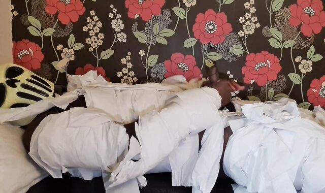 CRACKING NEWS: ANCIENT ARTIFACT RUNS AWAY MUSEUM!!