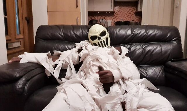 CRACKING NEWS: ANCIENT ARTIFACT RUNS AWAY MUSEUM!!