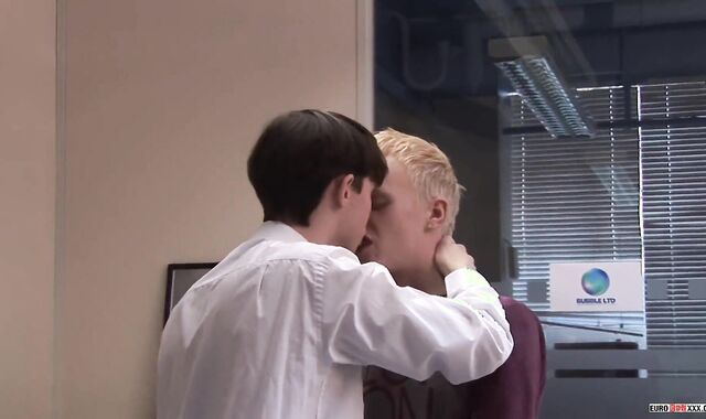 Twunk Lex Ash-Silver-Blond lures super-ultra-lovely office clerk Charlie Snake