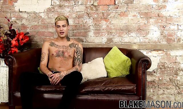 Youthful jock Mickey Taylor displays off tats before milking