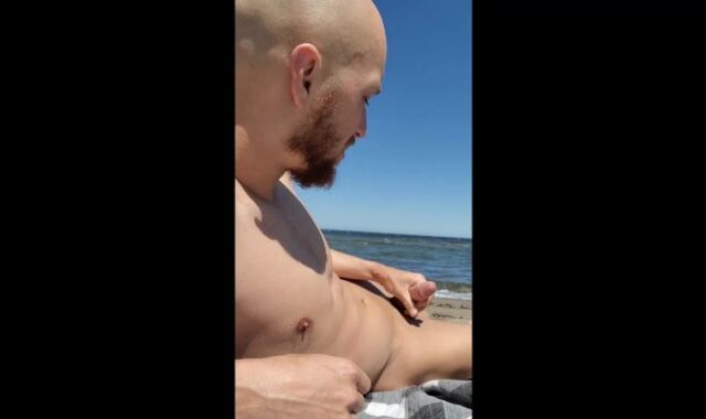 Brainwashed gooner dude masturbates his bone on public beach