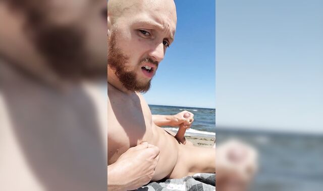 Brainwashed gooner dude masturbates his bone on public beach