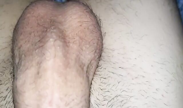 Lad with awesome assets jerks alone in couch