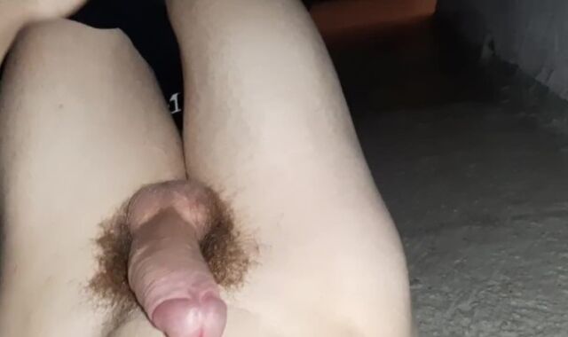 Teenager Dude wank in cellar room