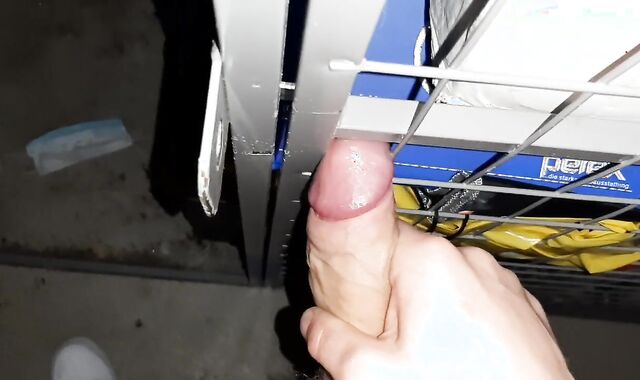 Teenager Dude wank in cellar room