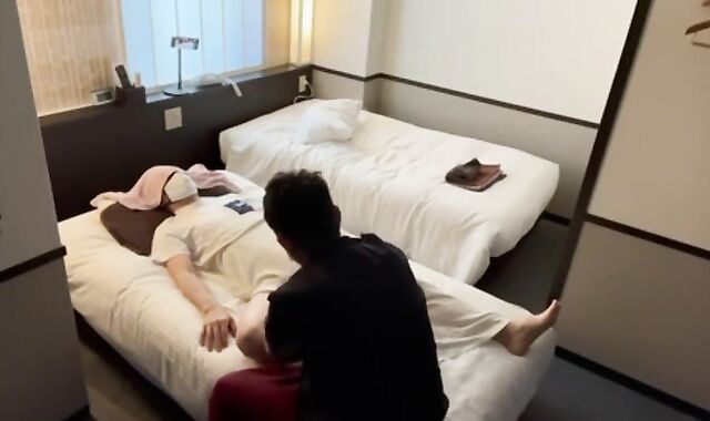 鬼頭男を悶絶させる。The salami head guy is in agony.