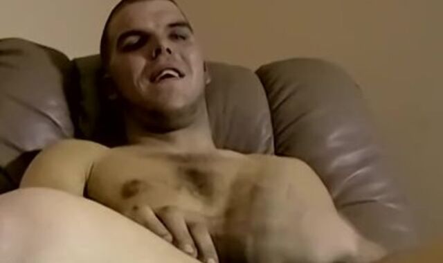 Inexperienced dude with tats and muscles nicely pleases himself