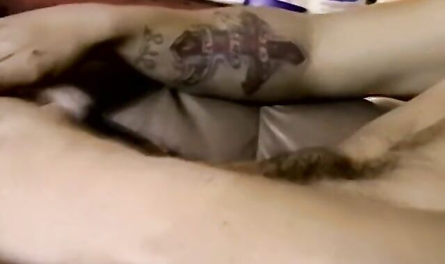 Inexperienced dude with tats and muscles nicely pleases himself