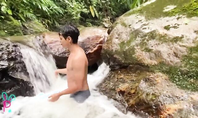 THIS BRAZILIAN STUD ENJOYS TO GET NUDE IN THE RIVER