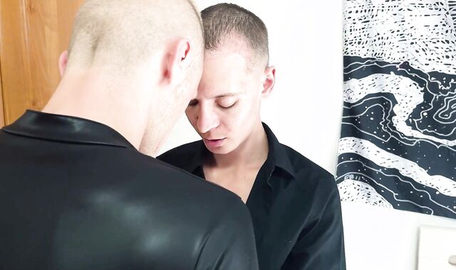 Christian Hermes pulverize Bart Buer and jism in his facehole