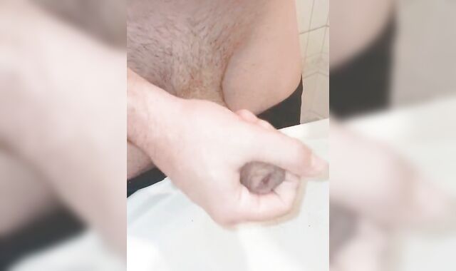 Me encanta tocarme en toda la casa con mi gran polla sabrosa