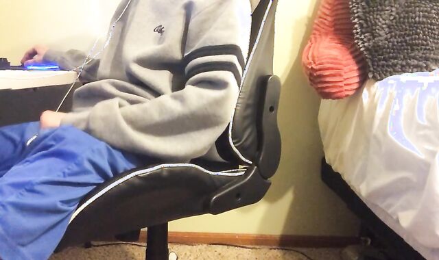 Gamer unload a monstrous load on himself