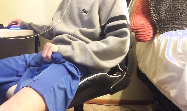 Gamer unload a monstrous load on himself