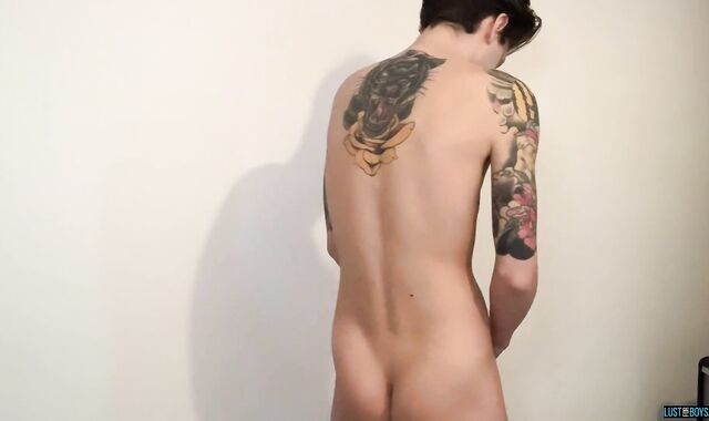 Tattooed feminine twink Ryo Foxx strokes solo and shoots a load
