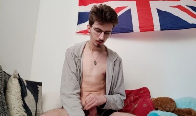 Super Hot French guy fap off in the bed till he blows a load