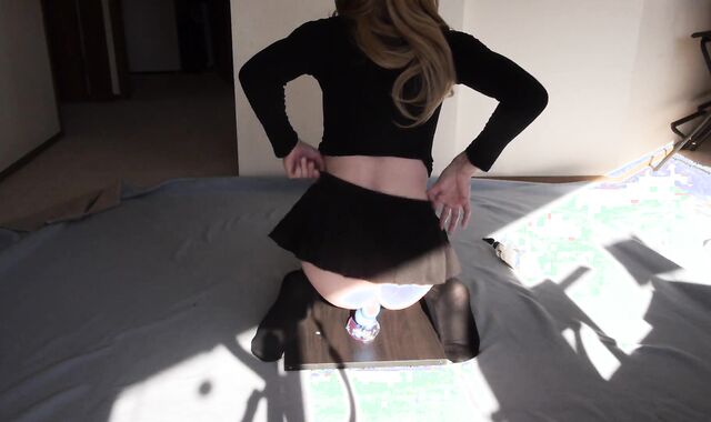 Widely Opened femboy knotted by alien cock