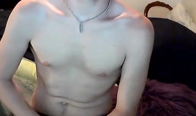 Young amateur Wyatt Blaze assfuck plays solo while tugging off