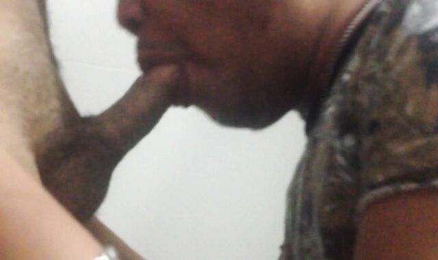 Pinoy Fun - Getting suck off'ed in a public douche (Iihi lang sana pero na chupa pa sa banyo)