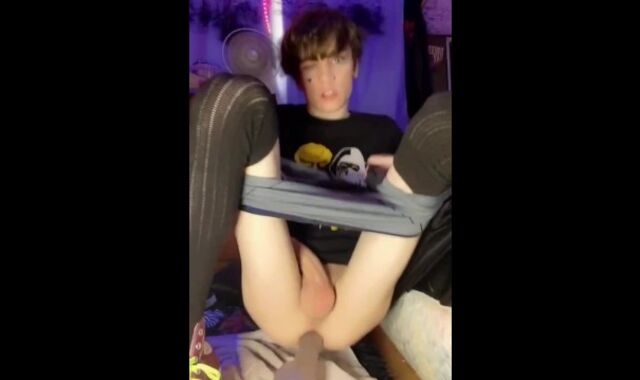 Femboy solo smashing in his guest room- Boixd onlyfans teaser