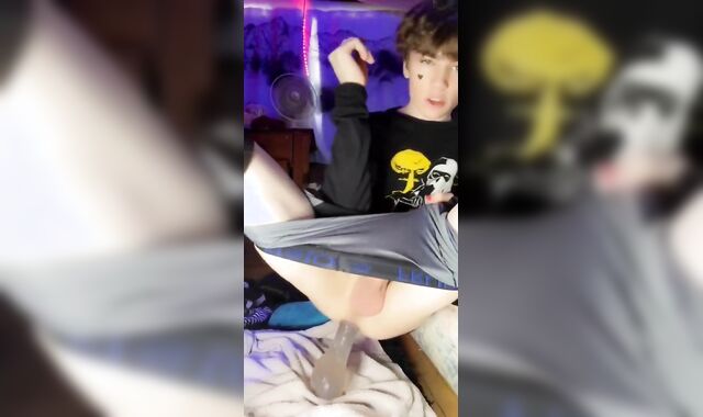 Femboy solo smashing in his guest room- Boixd onlyfans teaser