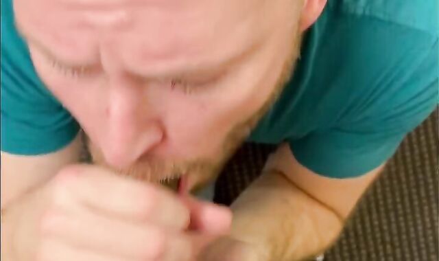 Fellow from laundry guest apartment has me meet him in stairwelll