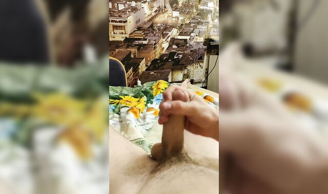 Русский спортивный парень дрочит член и обильно кончает