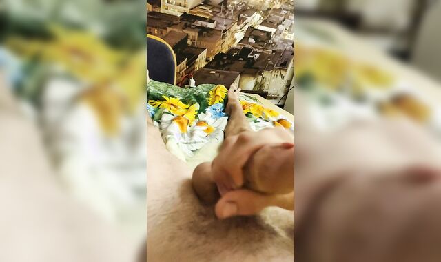 Русский спортивный парень дрочит член и обильно кончает