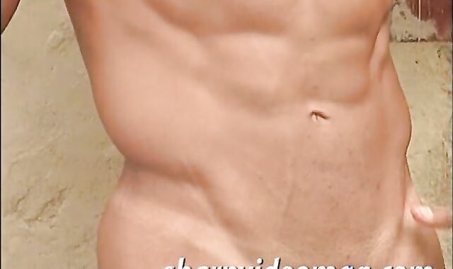 JUAN CARLOS- TORN ATHLETE PUTS ON A NUDE MUSCLE FLASH