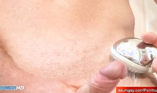 Gay-For-Pay masculine gets filmed naughty in spite of him in a douche : Alexandre