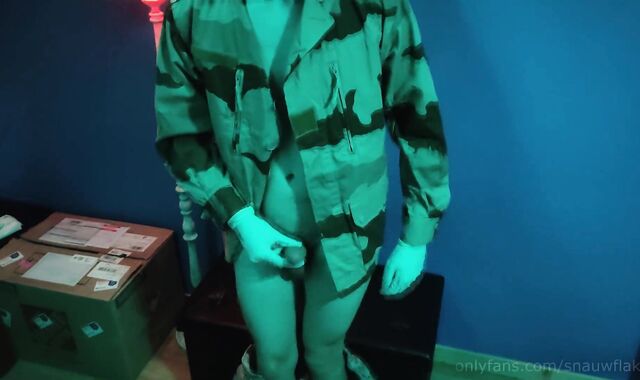 Heterosexual Military Twink plays with a giant fake-pipe while jacking off after going back from mission