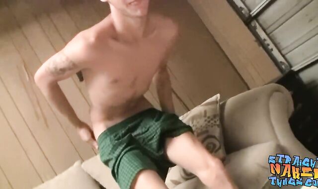 Straight bad man Dakotah Perrie jacks while smoking